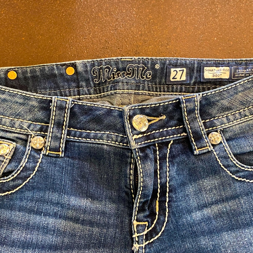 Beautiful Miss Me jeans, size 27. Great condition!